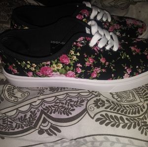 Women's tennis shoes